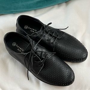 Bernie Mev Women's perforated shoes